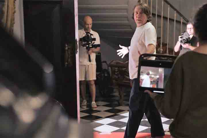 Com seis Grammys Latino, dois prêmios da APCA e nove Prêmios da Música Brasileira, Lenine ultrapassa a marca de quinhentas canções escritas, gravadas ou produzidas.
