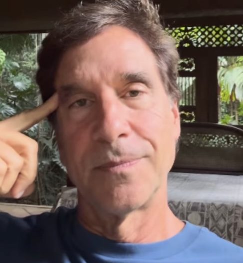 A ação pede compensação financeira, indenização por danos morais e a apresentação de documentos da época da assinatura do contrato para esclarecer possíveis irregularidades.