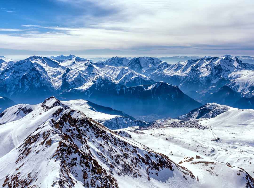 Ela sofreu um acidente enquanto praticava esqui na neve durante as férias e ficou presa durante 80 minutos na água congelada. Depois, teve uma parada cardiorrespiratória e morreu.