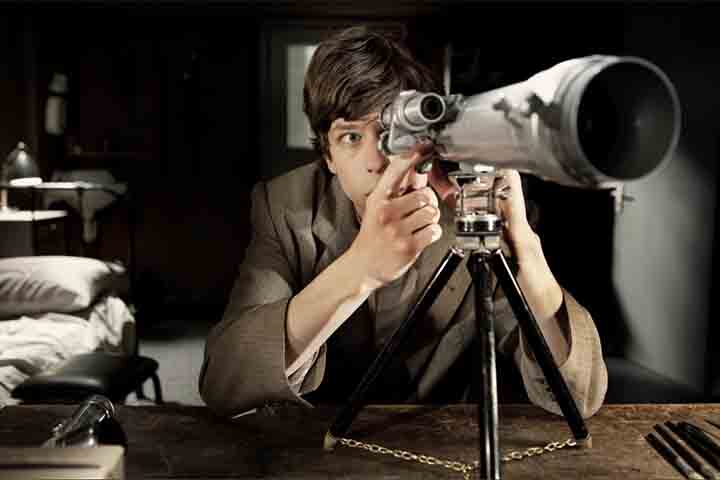 Inspirado na obra de Dostoiévski e dirigido por Richard Ayoade, O Duplo, de 2013, utiliza elementos surrealistas e humor ácido para discutir temas como identidade e alienação.