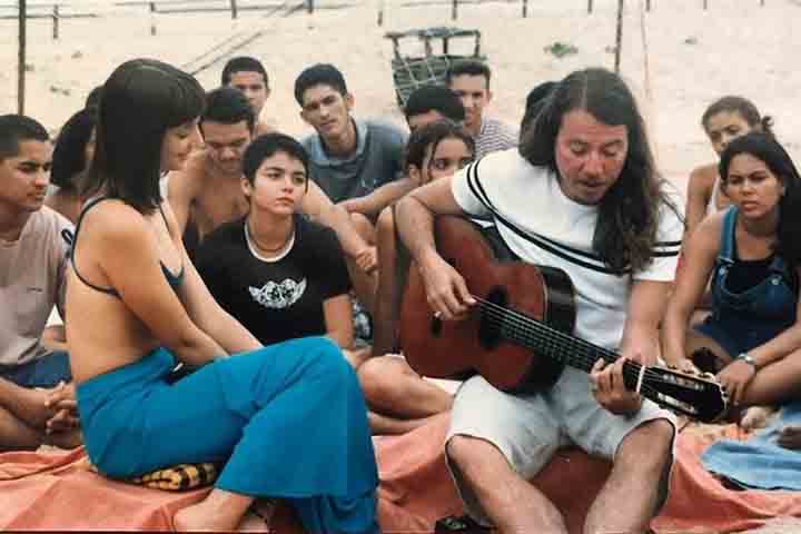 A diversidade das referências que ouviu na infância, da música erudita ao folclore russo, passando pelo jazz e pela canção popular brasileira, moldou a estética híbrida que mais tarde se tornaria sua marca.
