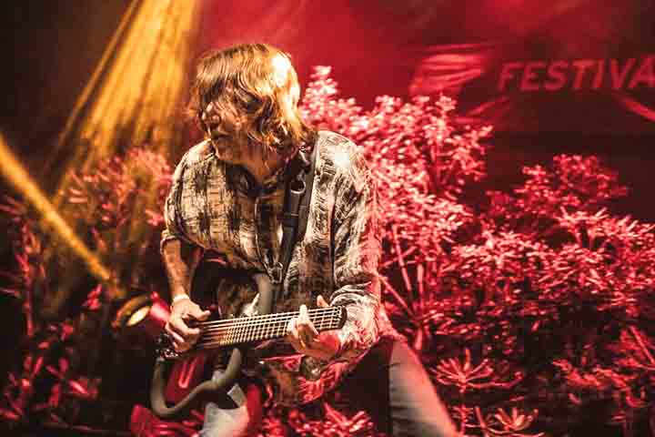Ainda criança, aprendeu a tocar violão por conta própria, pegando às escondidas o instrumento da irmã mais velha. 
