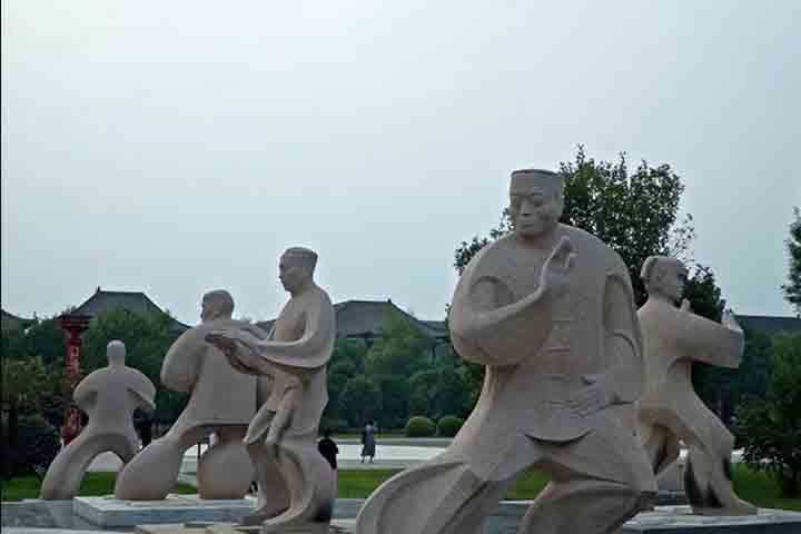 O estilo Yang é o mais popular e praticado, sendo reconhecido por seus movimentos suaves, amplos e contínuos. Ele, então, é ideal para melhorar o equilíbrio, a postura, a força interna e a calma mental. 