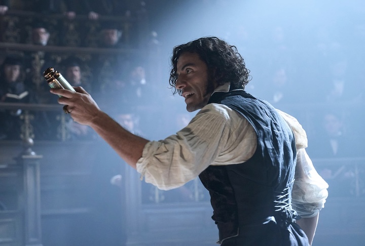 A trama traz Oscar Isaac como o cientista que desafia as leis da natureza e Jacob Elordi no papel do ser trazido à vida, simbolizando as consequências da ambição humana.