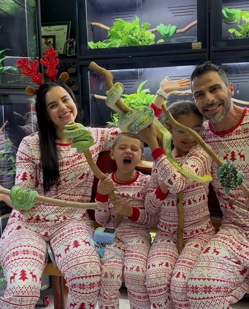 A história de um homem que vive cercado por 130 cobras em sua própria casa tem chamado a atenção na internet.