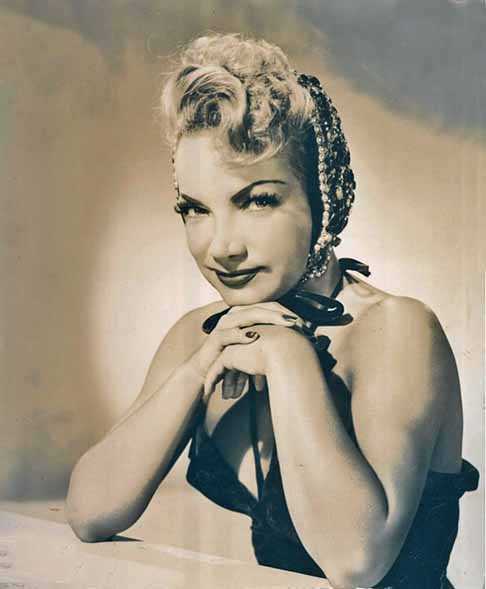 Museus, artistas e produtoras culturais já planejam remixes musicais, exposições, documentários e até instalações interativas com base na obra da artista. Seu estilo - turbantes, frutas tropicais e cores vibrantes - continua inspirando moda, arte e cinema.