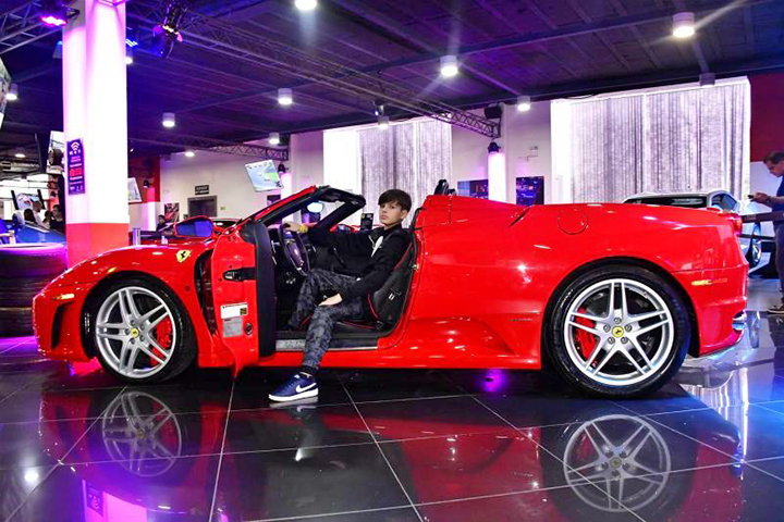 Abrange diversas áreas, desde ícones da história e política até estrelas do esporte e da música, como Taylor Swift, e figuras contemporâneas relevantes, como o personagem Badin, o Colono. 