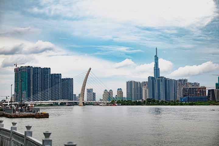 A antiga Saigon é uma cidade portuária e foi a capital do Vietnã sob jugo francês por quase cem anos. Com 98 milhões de habitantes, o Vietnã ocupa a 13ª colocação entre os mais populosos do mundo. Em Ho Chi Minh vivem cerca de 13 milhões de pessoas. 



