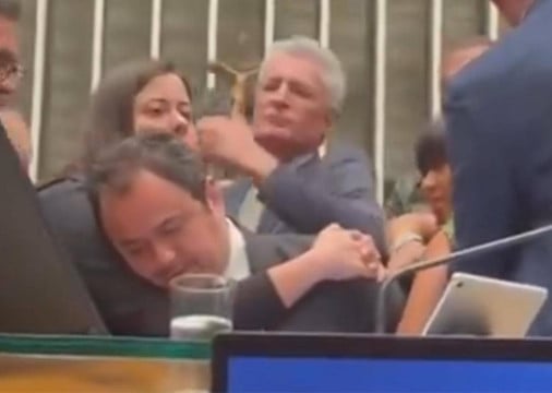 O deputado federal Glauber Braga sentou na cadeira do presidente da Câmara, Hugo Motta, e foi retirado à força da Mesa Diretora