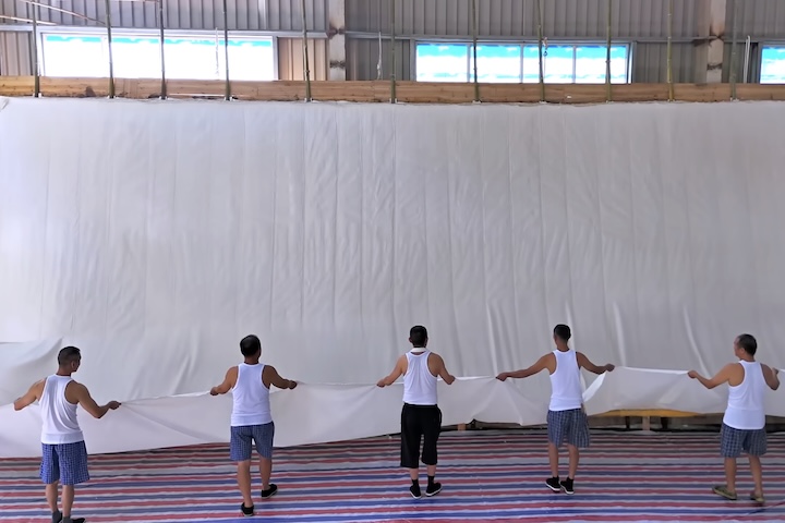 A secagem final ocorre em uma grande parede de ferro aquecida, seguida de uma inspeção rigorosa.