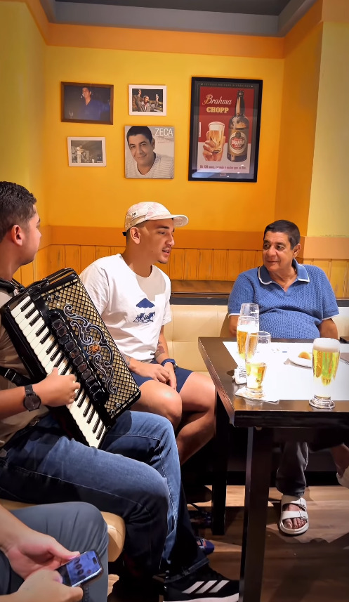 No dia 24 de outubro de 2025, João Gomes emocionou Zeca Pagodinho ao homenagear Kara Veia durante um encontro descontraído em um bar.