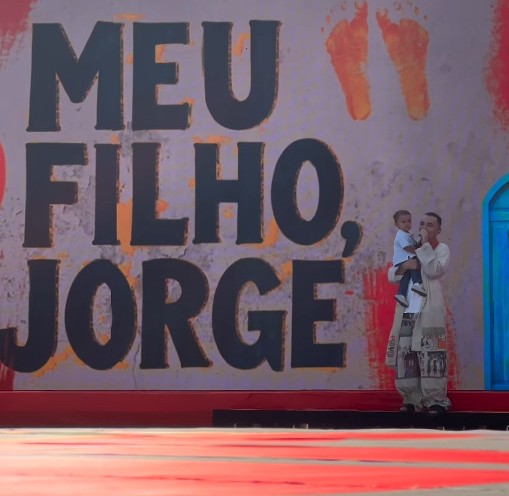 O cantor subiu ao palco ao lado do filho mais velho, Jorge, para cantar uma música em sua homenagem. 
