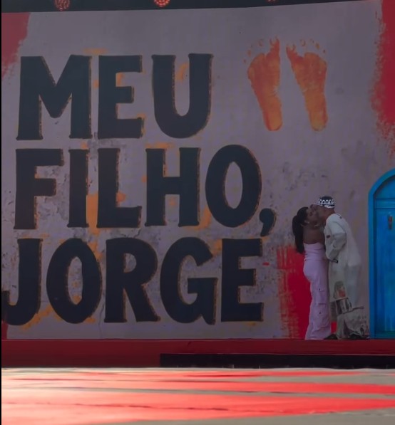 A esposa, Ary Mirelle, também participou do momento e recebeu um beijo carinhoso.
