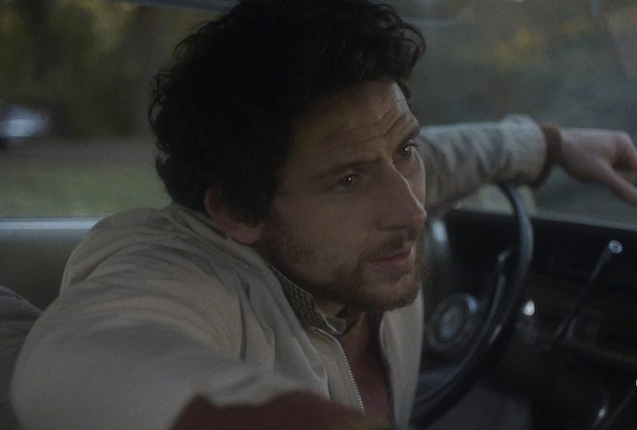 10º) The Mastermind, de Kelly Reichardt – Descrito como um filme anti-assalto, é um drama ambientado em 1970 sobre um homem de família em dificuldades que planeja roubar obras de arte de um museu suburbano.