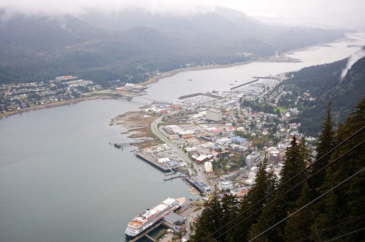 Devido ao seu tamanho e localização remota, o Alasca tem apenas 700 mil habitantes. A maioria concentrada nas cidades principais, como Anchorage, Fairbanks e Juneau (foto), a capital do estado.