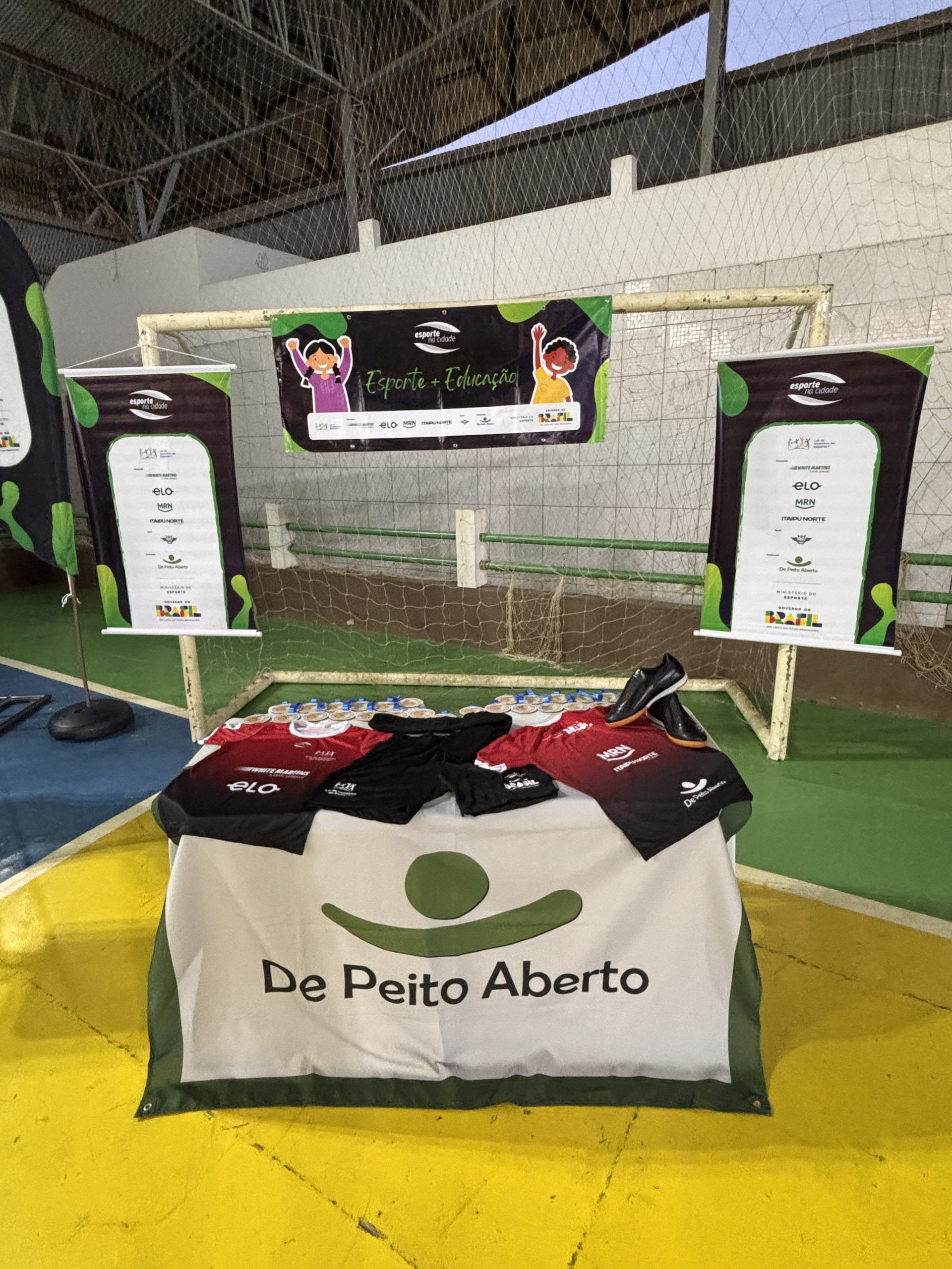 Simone nunca esqueceu o dia em que os primeiros alunos conquistaram vagas em universidades — um marco que mostrou a força da dedicação e do apoio coletivo. A educadora também se emocionou ao reencontrar gerações dentro do próprio projeto, mostrando que o “Esporte na Cidade” construiu raízes que atravessam o tempo.