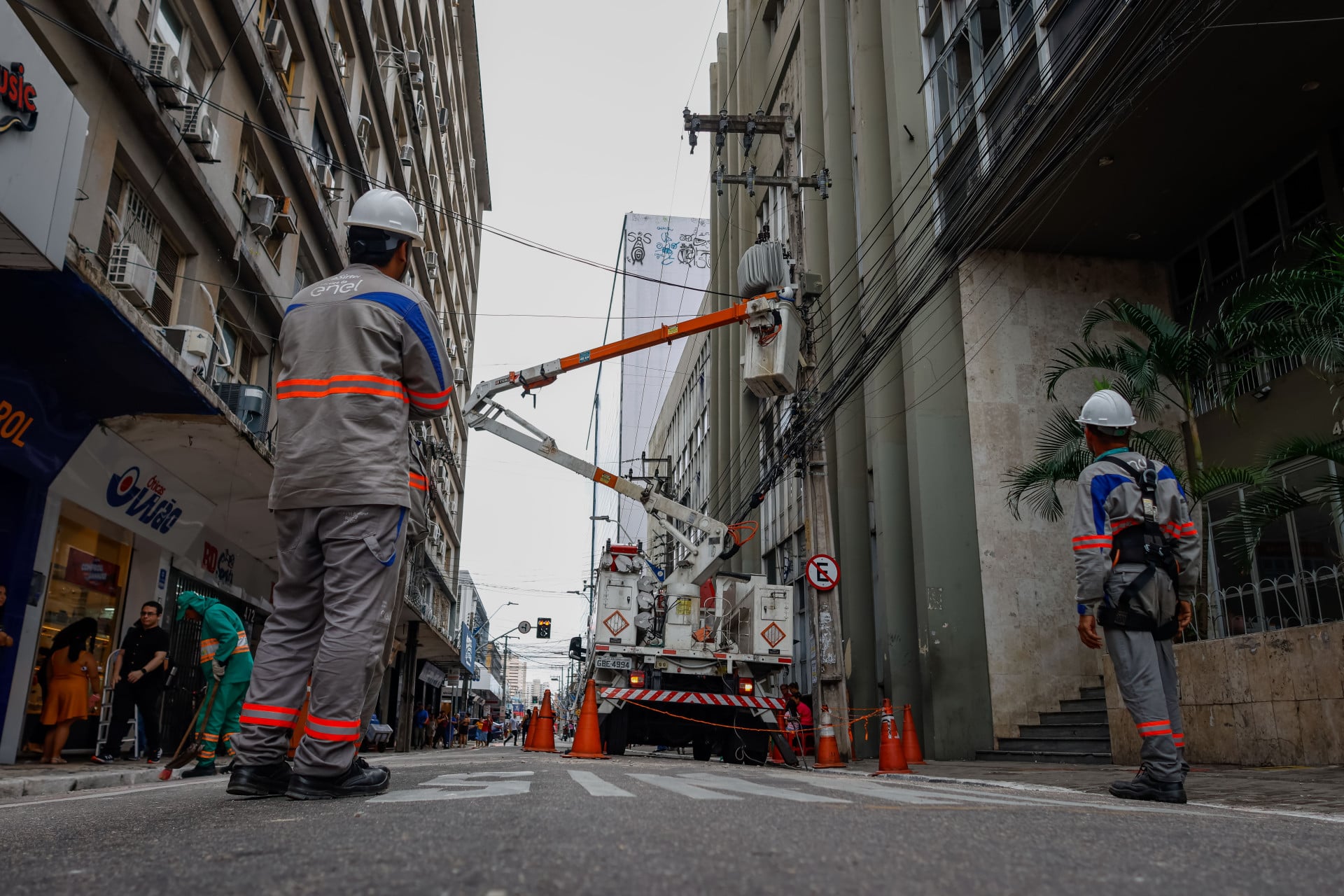 ￼ENEL diz que algumas das obras demoram porque dependem de licenças  (Foto: AURÉLIO ALVES)