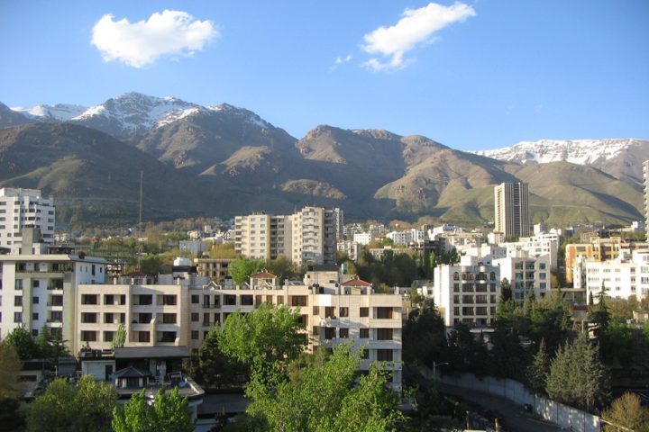 As consequências ultrapassam o âmbito doméstico. Sem água suficiente, setores essenciais — da agricultura à indústria, passando pelo saneamento — sofrem impactos imediatos.