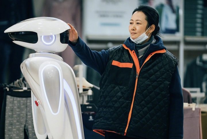 9º) Levados pelas Marés, de Kia Zhangke – O filme, que estreou em Cannes 2024, segue a jornada da heroína Qiaoqiao em busca de seu amor, oferecendo um olhar sobre a transformação da China.