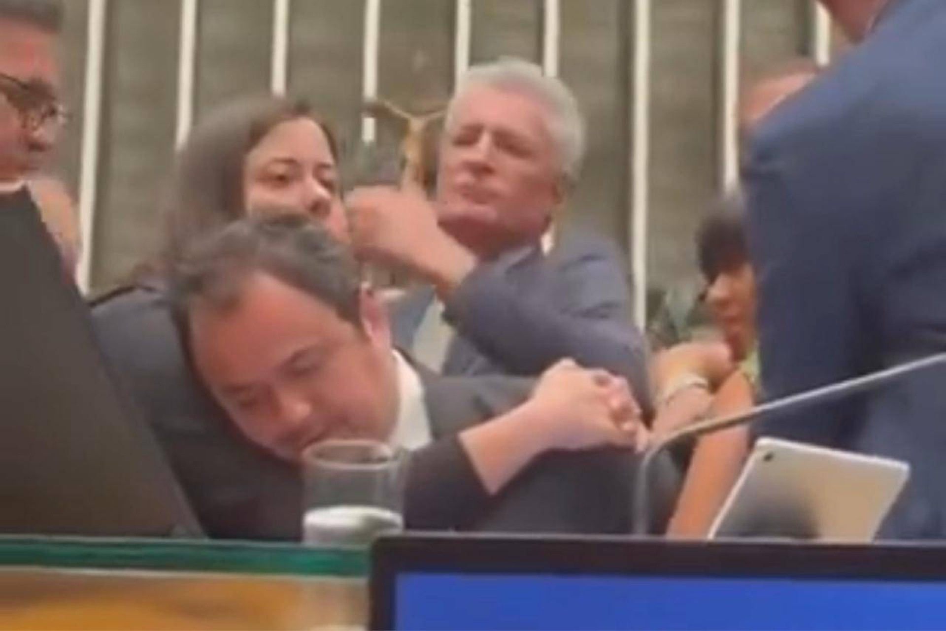 O deputado federal Glauber Braga sentou na cadeira do presidente da Câmara, Hugo Motta, e foi retirado à força da Mesa Diretora (Foto: Reprodução/Twitter @pastorhenriquev)