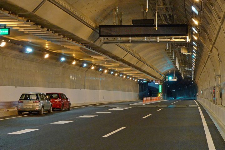Além dele, tem o Yamate Tunnel, em Tóquio, no Japão, com seus 18,2 km de extensão.