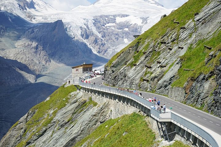 A área ao redor é extremamente popular, não só para montanhistas e caminhantes, mas também para turistas que visitam a montanha pela Estrada Alpina de Grossglockner. 