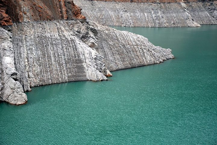 O reservatório que antes armazenava cerca de 86 milhões de metros cúbicos hoje está reduzido a 10% da capacidade, suficiente para sustentar a cidade por nada mais do que algumas semanas.