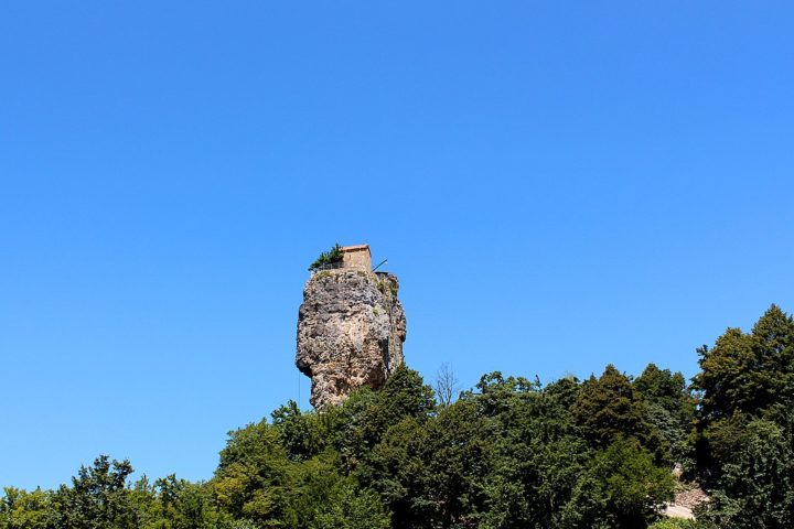 Posteriormente, no século XI, durante os primórdios da Idade Média, foi erguida uma igreja no local.