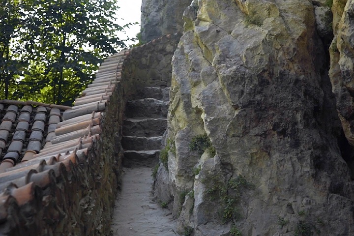 Hoje em dia, os monges residem em um mosteiro localizado na base do pilar. A rotina diária é desafiadora e eles precisam subir ao topo por uma estreita escada, em um percurso que dura cerca de 20 minutos.