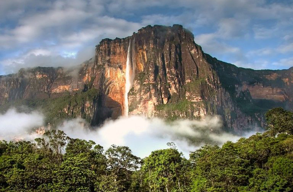 O Monte Roraima é o mais famoso entre os tepuis da região. Outros, como o Kukenán e o Auyán-tepui, também impressionam. O Auyán-tepui abriga o Salto Ángel, maior cachoeira do mundo. Mas Roraima se destaca pelo simbolismo literário e cultural.