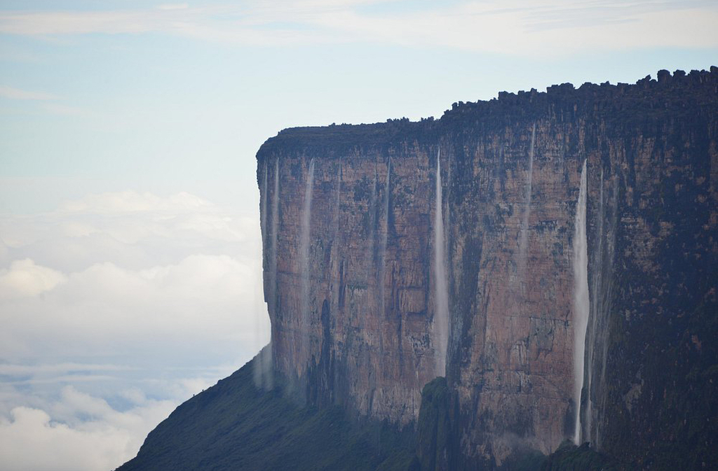 O Monte Roraima é um tepui, termo indígena que significa “montanha” ou “casa dos deuses”. Formado por arenito do período Pré-Cambriano, tem cerca de dois bilhões de anos. Suas paredes verticais chegam a 400 metros de altura, criando um platô isolado. Essa antiguidade geológica faz dele um dos lugares mais antigos da Terra.