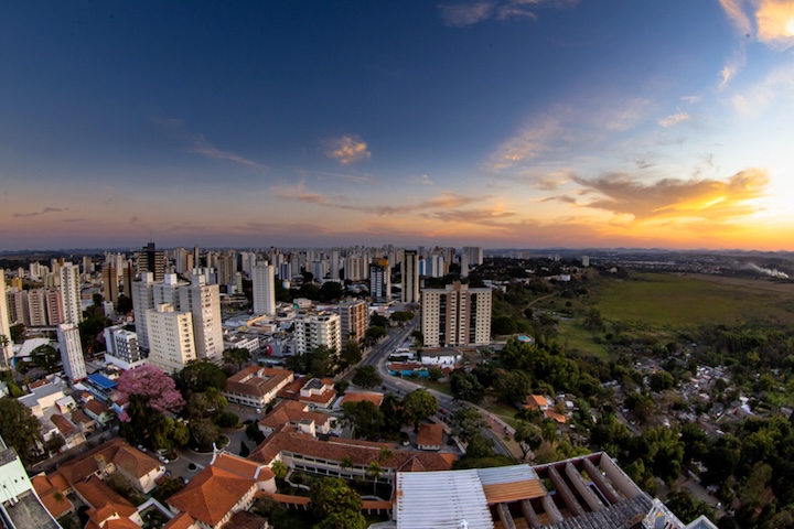 São José dos Campos se transforma em um laboratório natural devido à sua geografia única no Vale do Paraíba, cercada pelas Serras do Mar e da Mantiqueira.