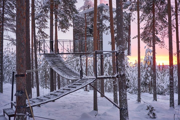 Mirrorcube Treehotel (Suécia): Localizado perto do Círculo Polar Ártico, este cubo de alumínio revestido de espelhos cria a ilusão de desaparecer ao refletir a paisagem ao redor.