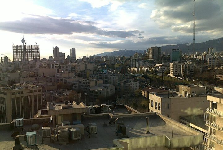 O drama vivido por Teerã se insere em um fenômeno mais amplo. Mudanças climáticas e gestão insustentável multiplicam eventos extremos em grandes centros urbanos ao redor do mundo.