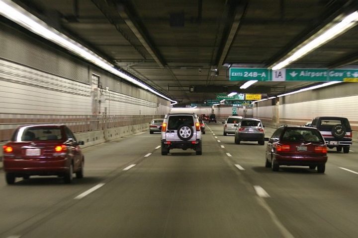 Apesar de a extensão total ser menor que outros (12 km), o Túnel de Boston (ou The Big Dig), nos Estados Unidos, é um dos projetos urbanos subterrâneos mais complexos já feitos.