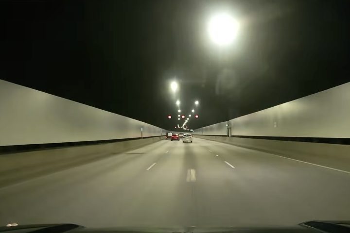 Em se tratando dos maiores túneis urbanos do mundo em extensão, WestConnex, que fica em Sydney, na Austrália, é considerado o maior do planeta com aproximadamente 22,4 km! 