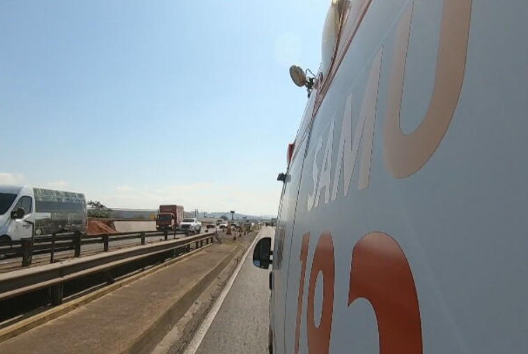 Dependendo do caso, uma ambulância vai atrás e, se houver necessidade de encaminhamento mais especializado, o profissional de saúde controla o paciente com os remédios e os aparelhos necessários para que ele possa aguardar pelo veículo.