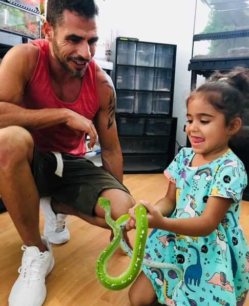 Para Christoforou, as cobras têm um significado especial: Quando perdi tudo em 2008, também precisei abrir mão dos animais. Mas recomecei [...] As cobras me lembram de que sempre é possível se levantar