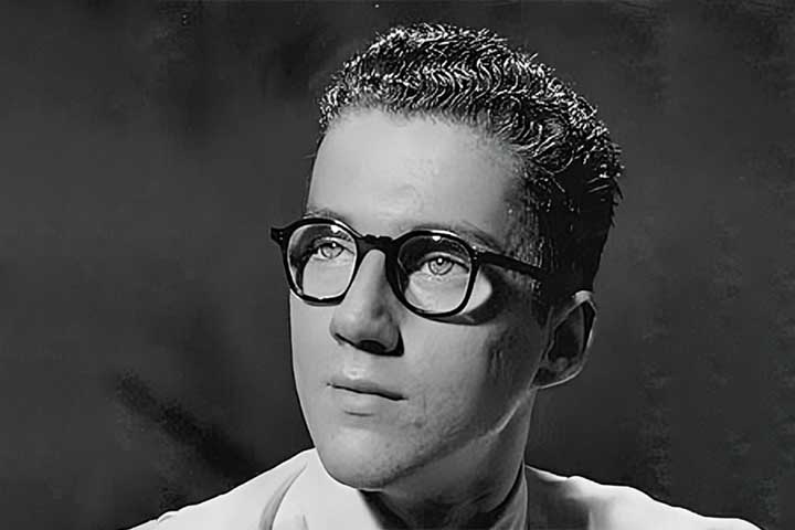 Paulo Francis, pseudônimo de Franz Paul Trannin da Matta Heilborn, nasceu no Rio de Janeiro em 1930 e construiu uma trajetória multifacetada como jornalista, crítico teatral, diretor e escritor. 
