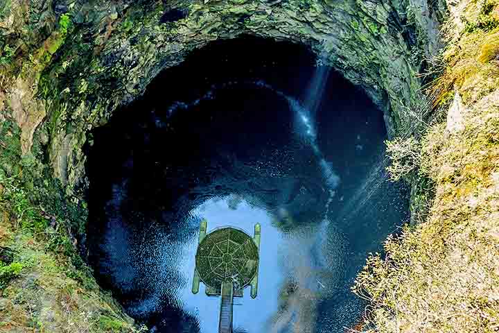 Outro destaque do parque são as impressionantes furnas, crateras no solo que chegam a ter 100 metros de profundidade.