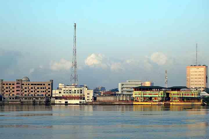 O país é uma república presidencialista e, desde a transição para a democracia multipartidária na década de 1990, é considerado um dos países mais politicamente estáveis da região.