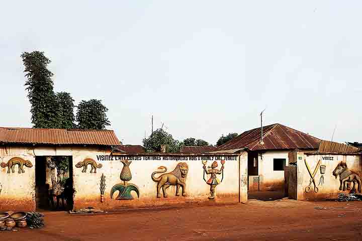 Durante os séculos 12 a 19, o reino foi um dos maiores entrepostos de escravos, o que marca profundamente a história do país. 