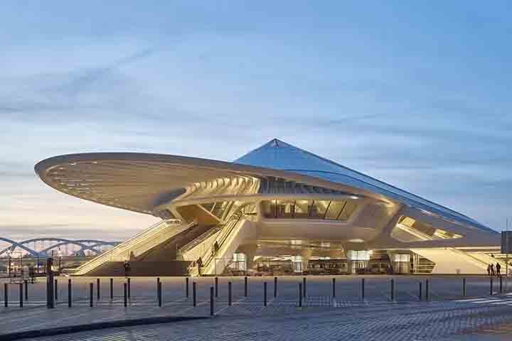 O projeto da estação transformou vias antigas em praças para pedestres, conectando diretamente o centro histórico da cidade ao bairro moderno de Grands Prés.