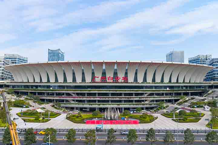 3º) Estação Baiyun, em Cantão (China): Essa estação é parte de um impressionante complexo subterrâneo que gerencia 24 linhas de trem de alta velocidade, seis de metrô e três terminais de ônibus.
