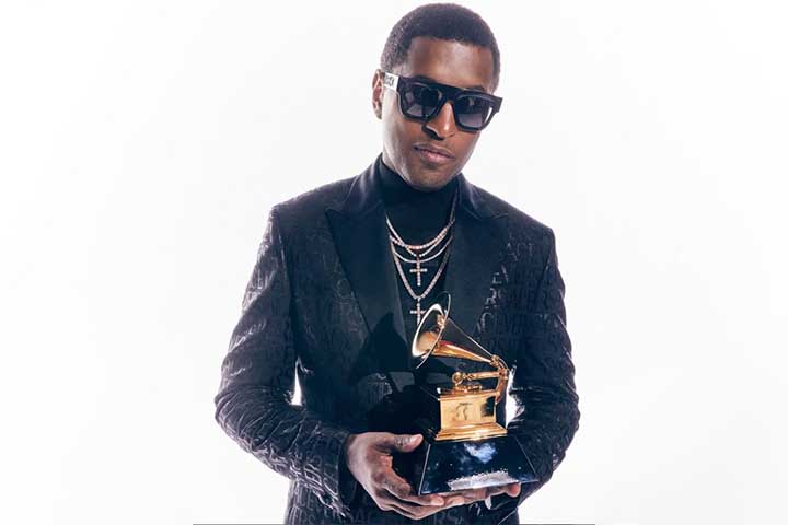 Babyface ainda comandou a trilha sonora de “Waiting to Exhale” (1995), assinando composições que renderam sucessos para Whitney Houston, Brandy e Mary J. Blige. Esse período consagrou seu prestígio: de 1995 a 1997, venceu três Grammys consecutivos como Produtor do Ano.
