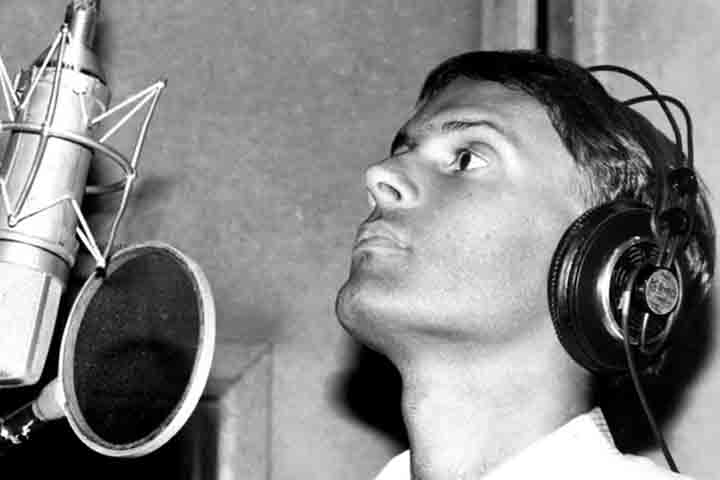 Em outubro de 1989, depois de quatro meses à base de um tratamento alternativo em São Paulo, Cazuza partiu novamente para Boston, onde ficou internado até março de 1990, voltando em seguida para o Rio de Janeiro. 