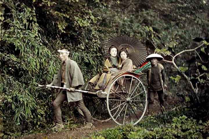 No entanto, a identidade do inventor deste veículo permanece incerta. Algumas fontes citam o ferreiro estadunidense Albert Tolman, a quem é atribuída a invenção do riquixá por volta do ano de 1848 em Worcester (Massachusetts) para um missionário.