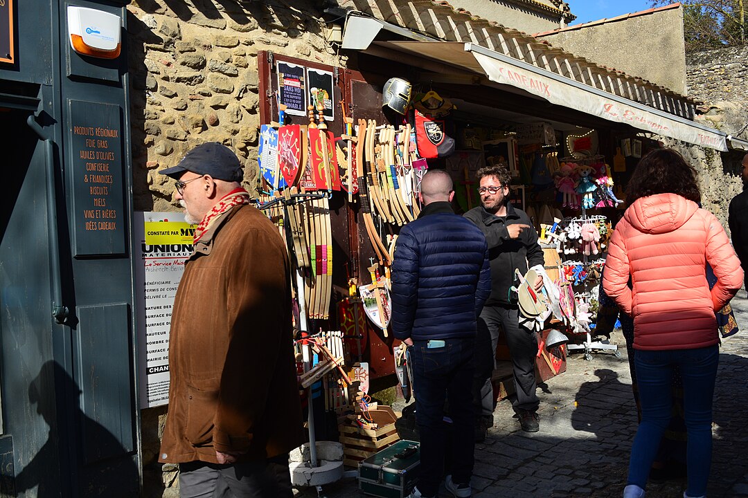 Loja de artesanato, restaurantes temáticos e lojas de doces medievais ocupam as casas de pedra do interior das muralhas.
