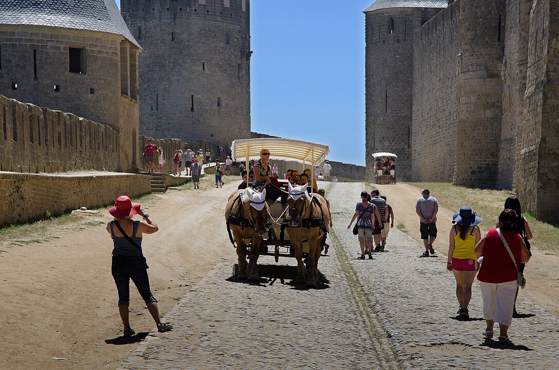 As muralhas duplas, com mais de 50 torres, cercam ruelas estreitas, casas de pedra e construções históricas intactas.