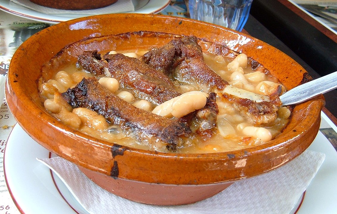A gastronomia local inclui o famoso cassoulet, prato à base de feijão branco, carnes e linguiça típico da região.